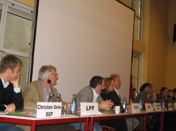 Debat op het Stanislas, Westplantsoen (Harold, links, luistert)